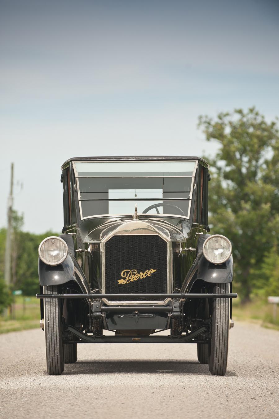  Pierce-Arrow 7-Passenger Sedan 1920 года  (фото 2 из 19)